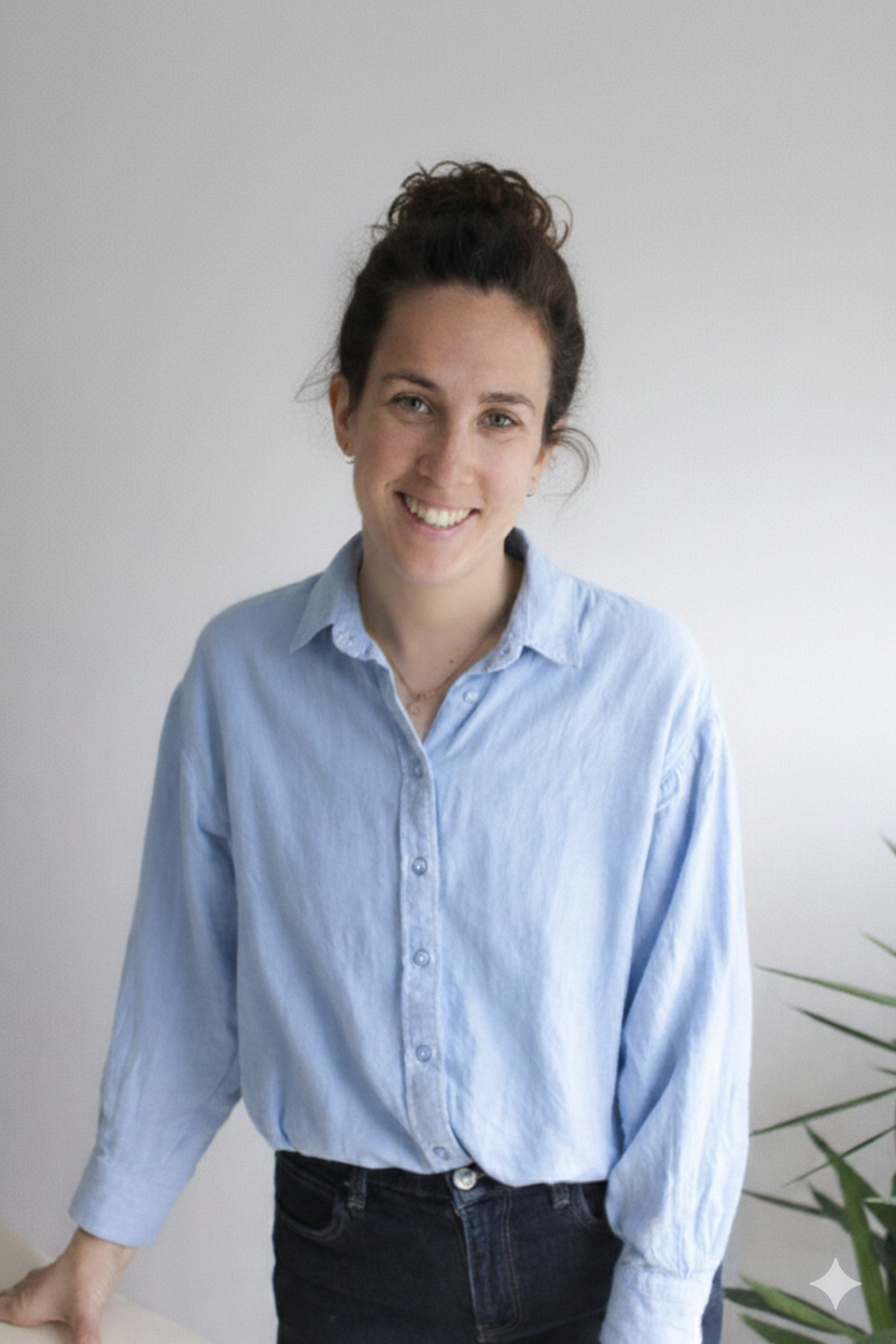 Paysage côtier serein d'Hendaye avec nuages dorés et mer calme